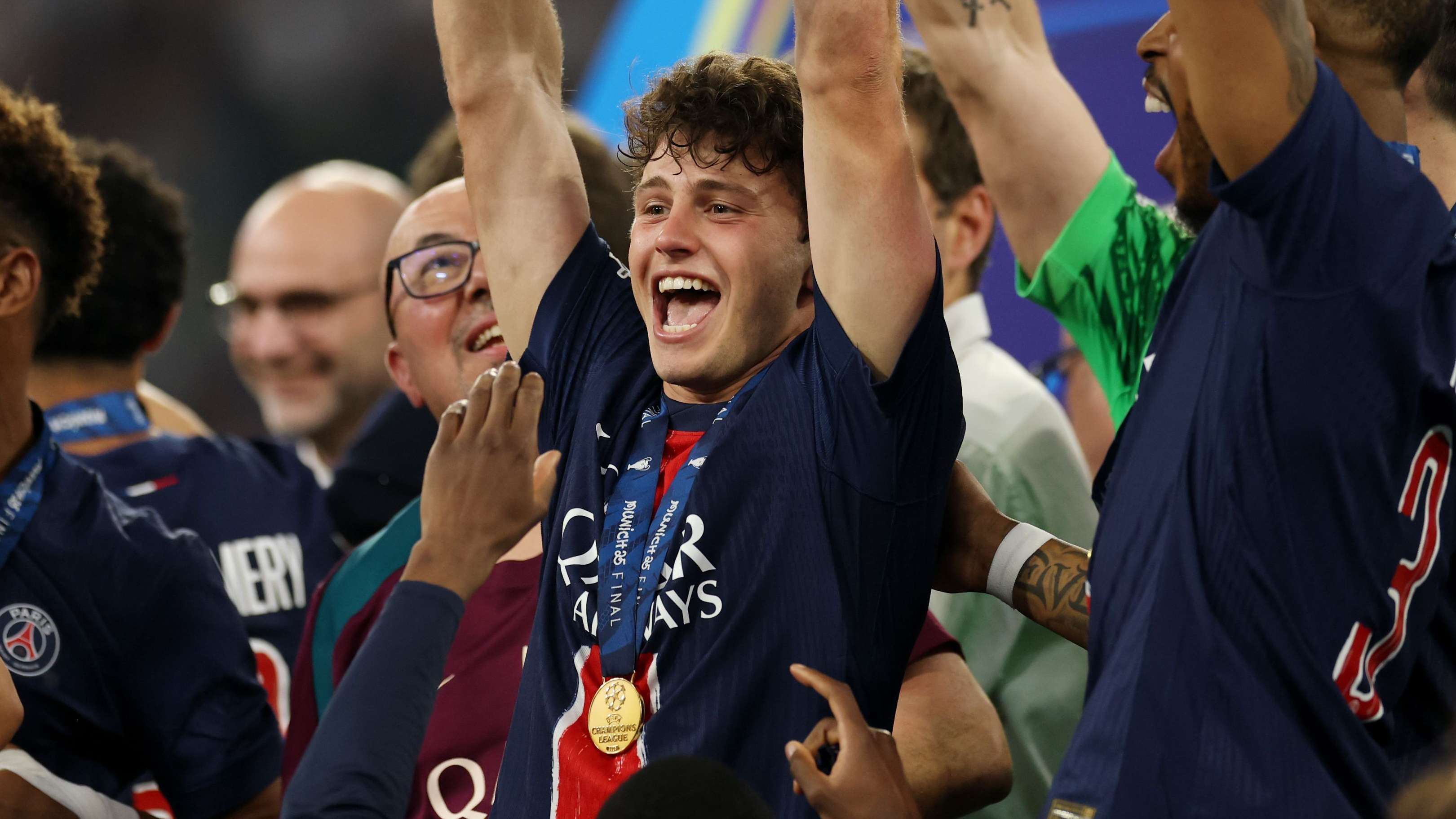 密尔沃基雄鹿训练开放日，转会期单刀错失引欢呼，荷甲在即，资深球员宣示担当的简单介绍